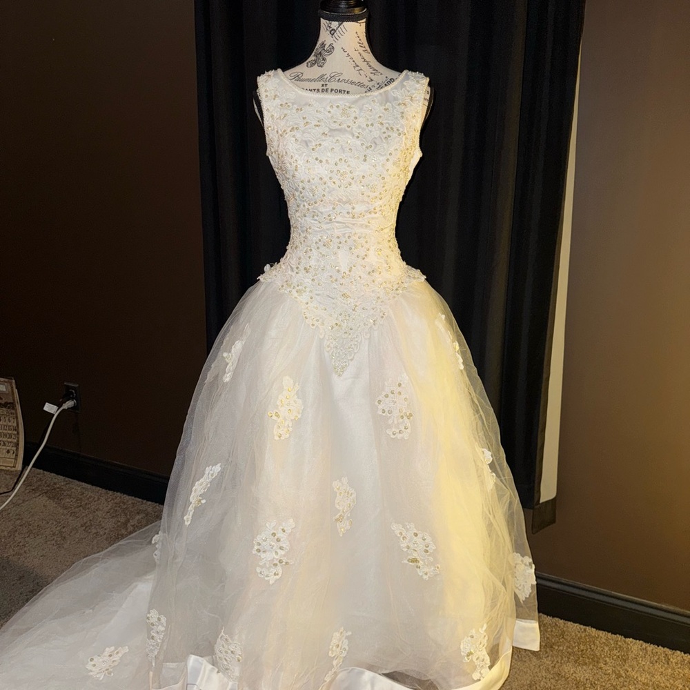 Elegant White Antique Wedding Dress - Picture 5 of 11